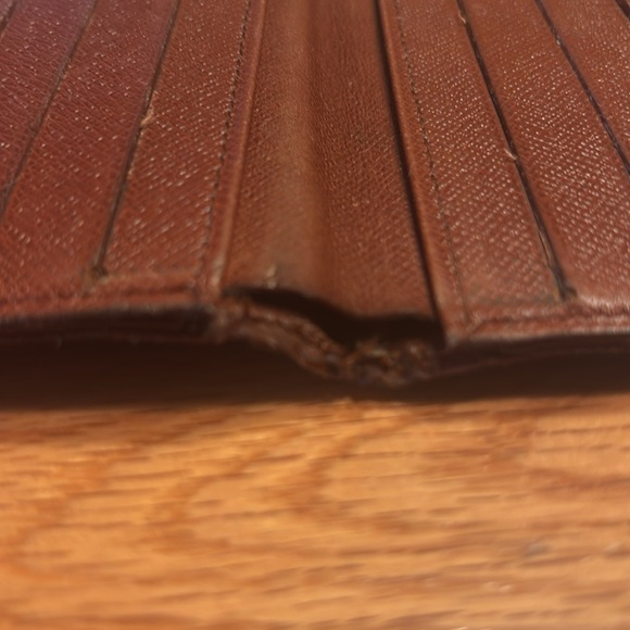 Authentic men’s Louis Vuitton wallet. Pre owned and corners gently tattered. - Picture 9 of 11
